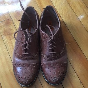Wingtip shoes